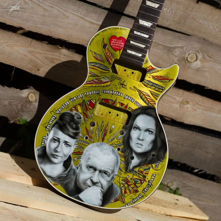 Nowa Woodstockowa gitara z portretami muzyków