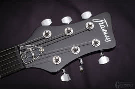 Główka jest lekko asymetryczna, w gitarze zastosowano klucze olejowe w układzie 3+3. Jej front zdobi na górze perłowy logotyp Framusa.