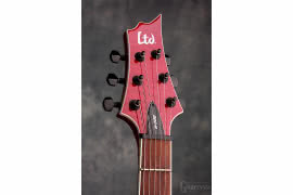 Na charakterystycznej dla gitar LTD główce znajdziemy sześć firmowych kluczy w układzie 3+3 i płytkę chroniącą dostępu do nakrętki pręta napinającego gryf.
