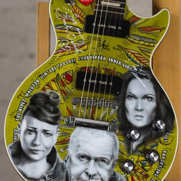 Kolejna wyjątkowa gitara woodstockowa z portretami i autografami artystów na aukcji WOŚP
