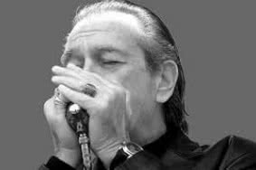 Charlie Musselwhite z dwoma statuetkami Blues Music Awards