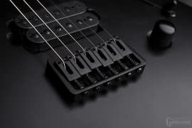 Stały mostek w gitarze Solar S2.6C pozwala na wygodną regulację akcji strun i ustawienie menzury.