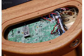Duża płytka PCB autorstwa Fishmana z około 380 komponentami pokazuje zaawansowanie projektu układu elektroniki Acoustasonica.