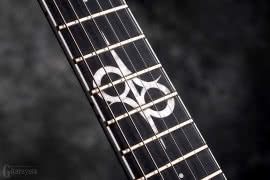 Duże i wyraźne logo marki pojawiło się już wcześniej na podstrunnicach gitar marki Washburn.