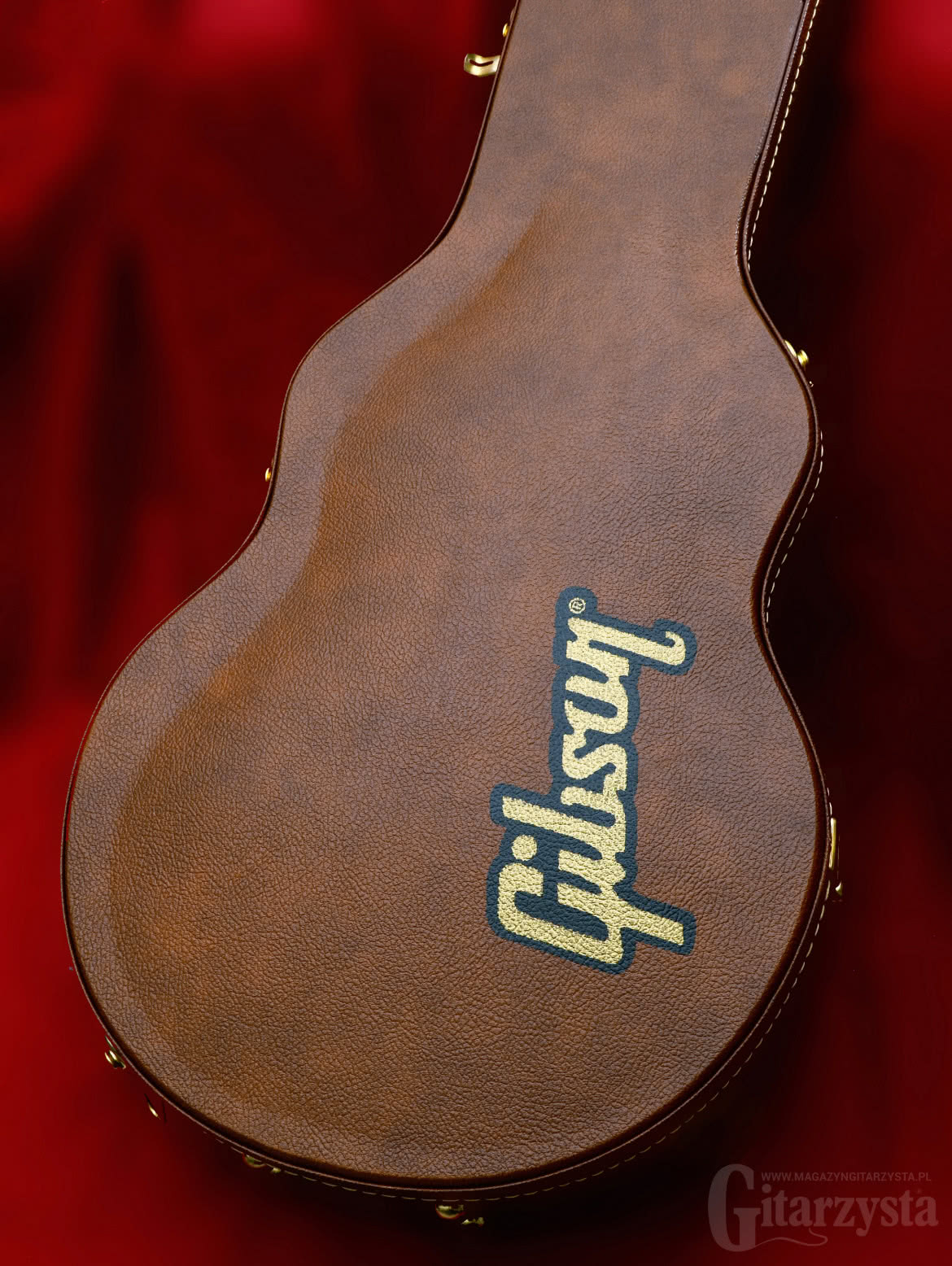Gitara dostarczania jest w solidnym futerale wykończonym skóropodobnym obiciem.