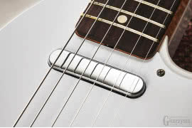 W celu regulacji wysokości gryfowego singla Fender Jimmy Page Custom ’59 Tele musimy odkręcić pickguard.