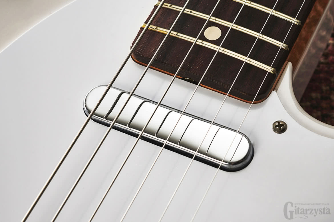 W celu regulacji wysokości gryfowego singla Fender Jimmy Page Custom ’59 Tele musimy odkręcić pickguard.