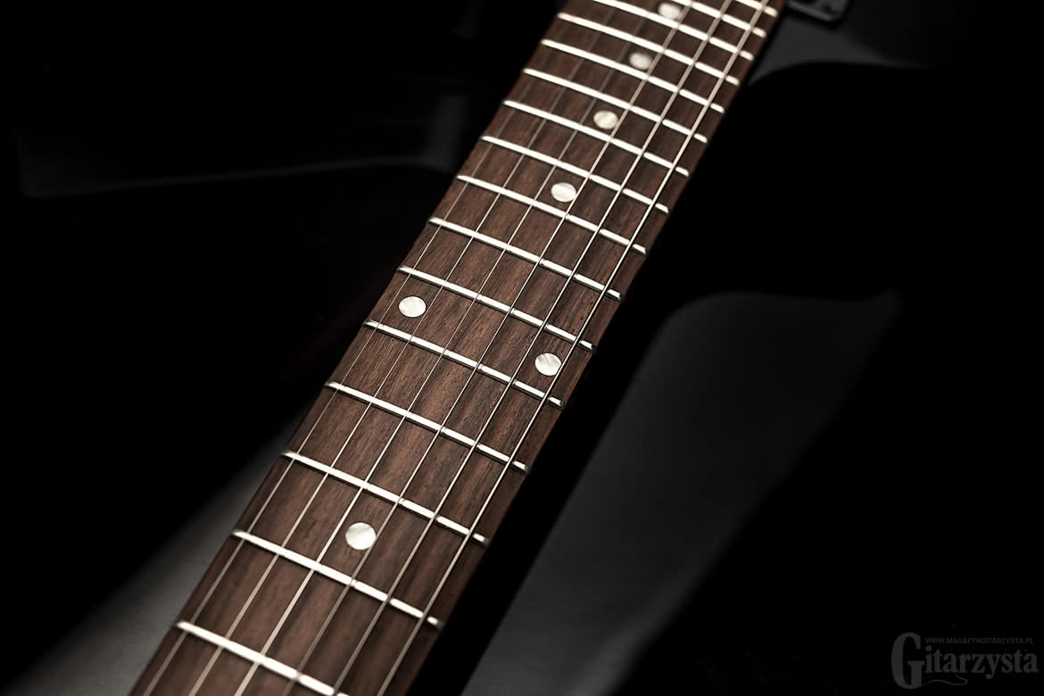 Jedyny jaśniejszy element testowanej gitary to palisandrowa podstrunnica uzupełniona wyraźnymi markerami w kształcie kropek.