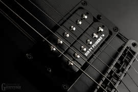 Na pokładzie gitary Gibson Explorer B-2 2019 znajdziemy dwa humbuckery Dirty Fingers +.
