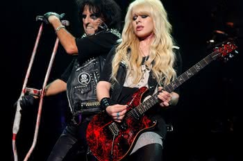 Orianthi zostawia Alice Coopera