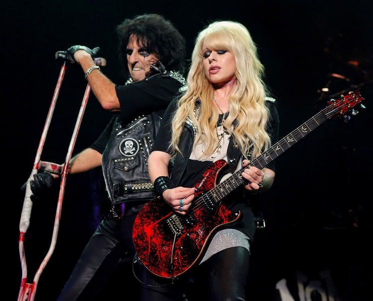 Orianthi zostawia Alice Coopera