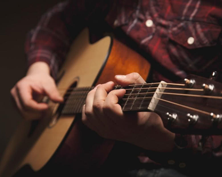 Gitara elektryczna czy akustyczna - co wybrać na początku nauki? Porównanie dla nowych graczy