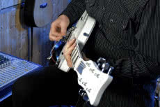 Billy Duffy pokazał prototypowy model mniejszej gitary White Falcon