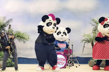 Phil Campbell gra z pandami