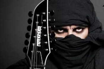Nowy, 12-strunowy Fernandes gitarzysty Melechesh