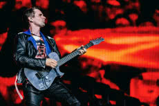 Matt Bellamy kupuje Manson Guitar Works